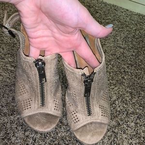 Nude wedges